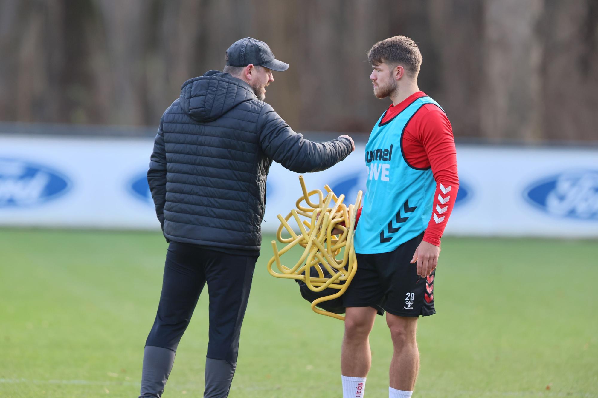 Steffen Baumgart (links), Trainer des 1. FC Köln, spricht am Dienstag mit Trainings-Rückkehrer Jan Thielmann.
