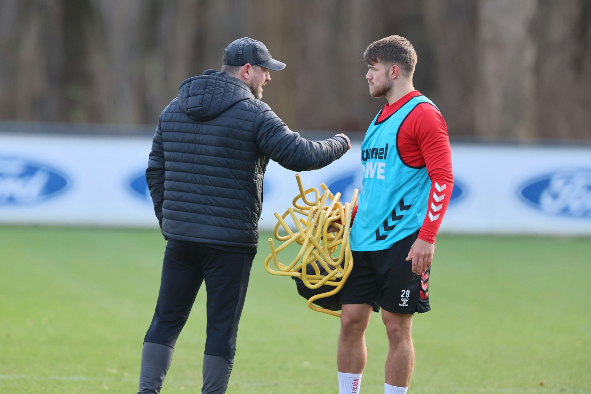 Steffen Baumgart (links), Trainer des 1. FC Köln, spricht am Dienstag mit Trainings-Rückkehrer Jan Thielmann.