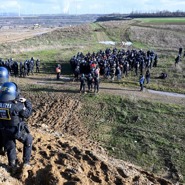 Polizisten haben eine Gruppe Aktivisten und Kohle-Gegner am Rand des Braunkohlentagebaus Garzweiler II während einer Protestaktion von Klimaaktivisten nach der Räumung von Lützerath eingekreist.