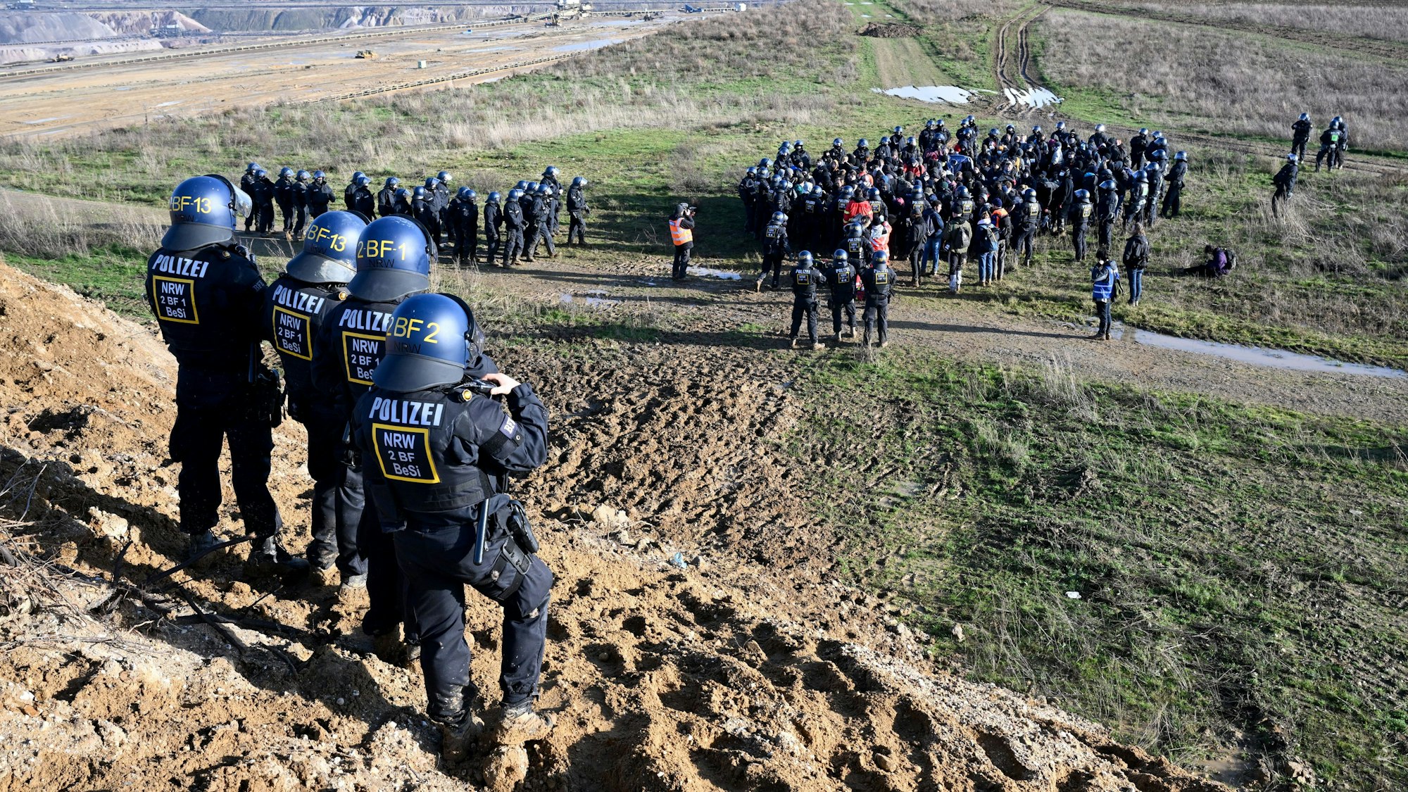 Polizisten haben eine Gruppe Aktivisten und Kohle-Gegner am Rand des Braunkohlentagebaus Garzweiler II während einer Protestaktion von Klimaaktivisten nach der Räumung von Lützerath eingekreist.