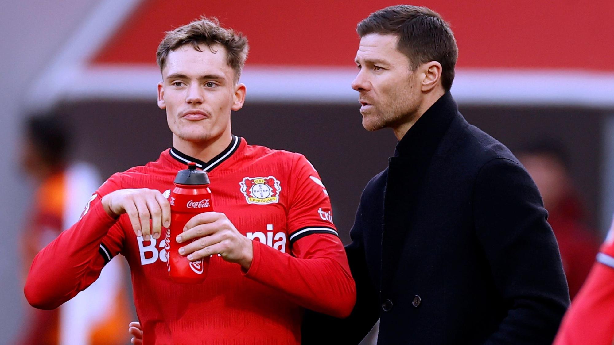 WIRTZ Florian Team Bayer 04 Leverkusen mit Trainer ALONSO Xabi Testspiel Saison 2022 - 2023 Spiel Bayer 04 Leverkusen - Kopenhagen am 15. 01. 2023 in der BayArena DFL REGULATIONS PROHIBIT ANY USE OF PHOTOGRAPHS as IMAGE SEQUENCES and/or QUASI-VIDEO *** WIRTZ Florian Team Bayer 04 Leverkusen with coach ALONSO Xabi Test Match Season 2022 2023 Match Bayer 04 Leverkusen Copenhagen on 15 01 2023 in the BayArena DFL REGULATIONS PROHIBIT ANY USE OF PHOTOGRAPHS as IMAGE SEQUENCES and or QUASI VIDEO Copyright: xLacixPerenyix