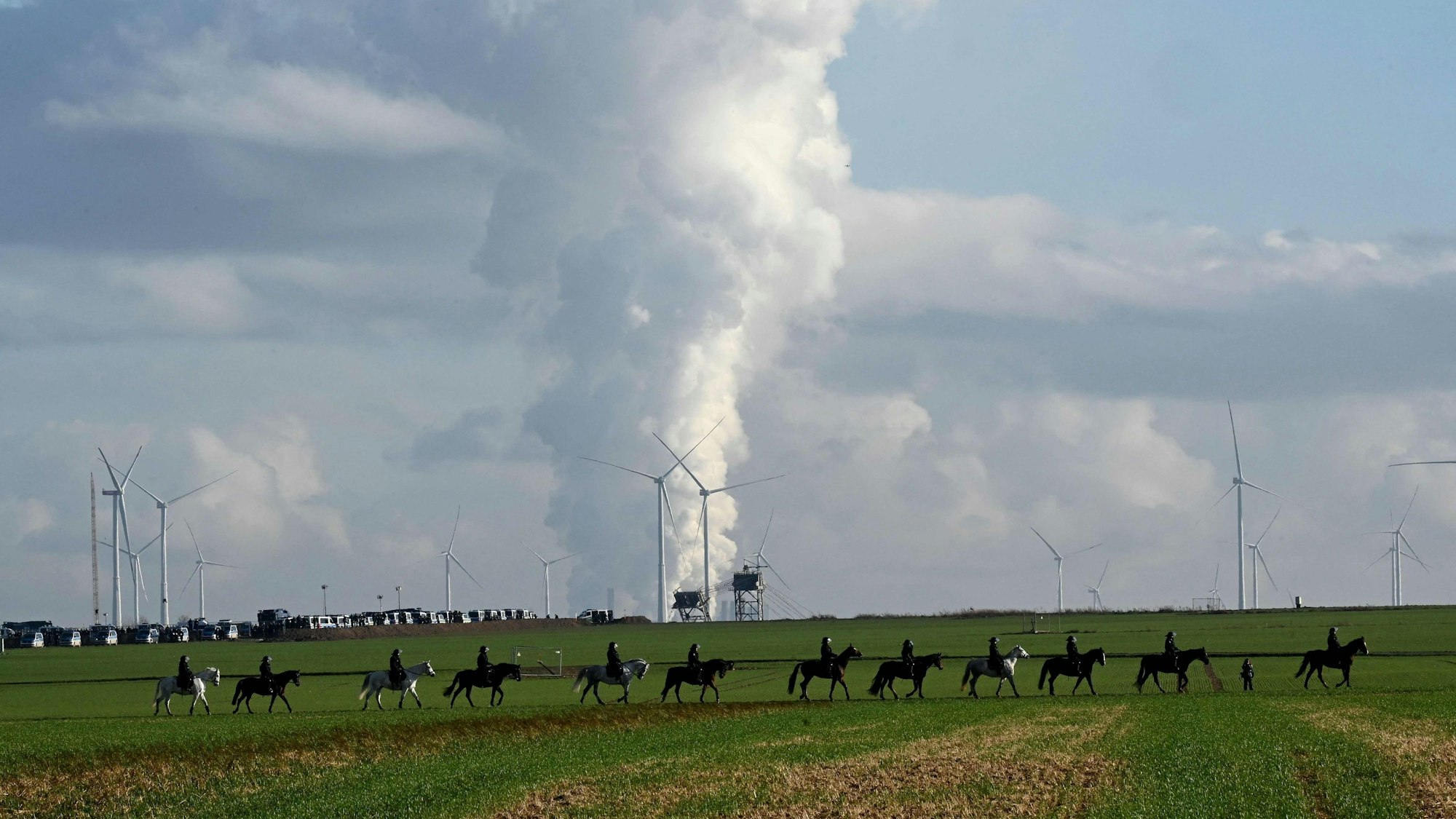 Eine Reiterstaffel am Rande des Tagebaus Garzweiler.