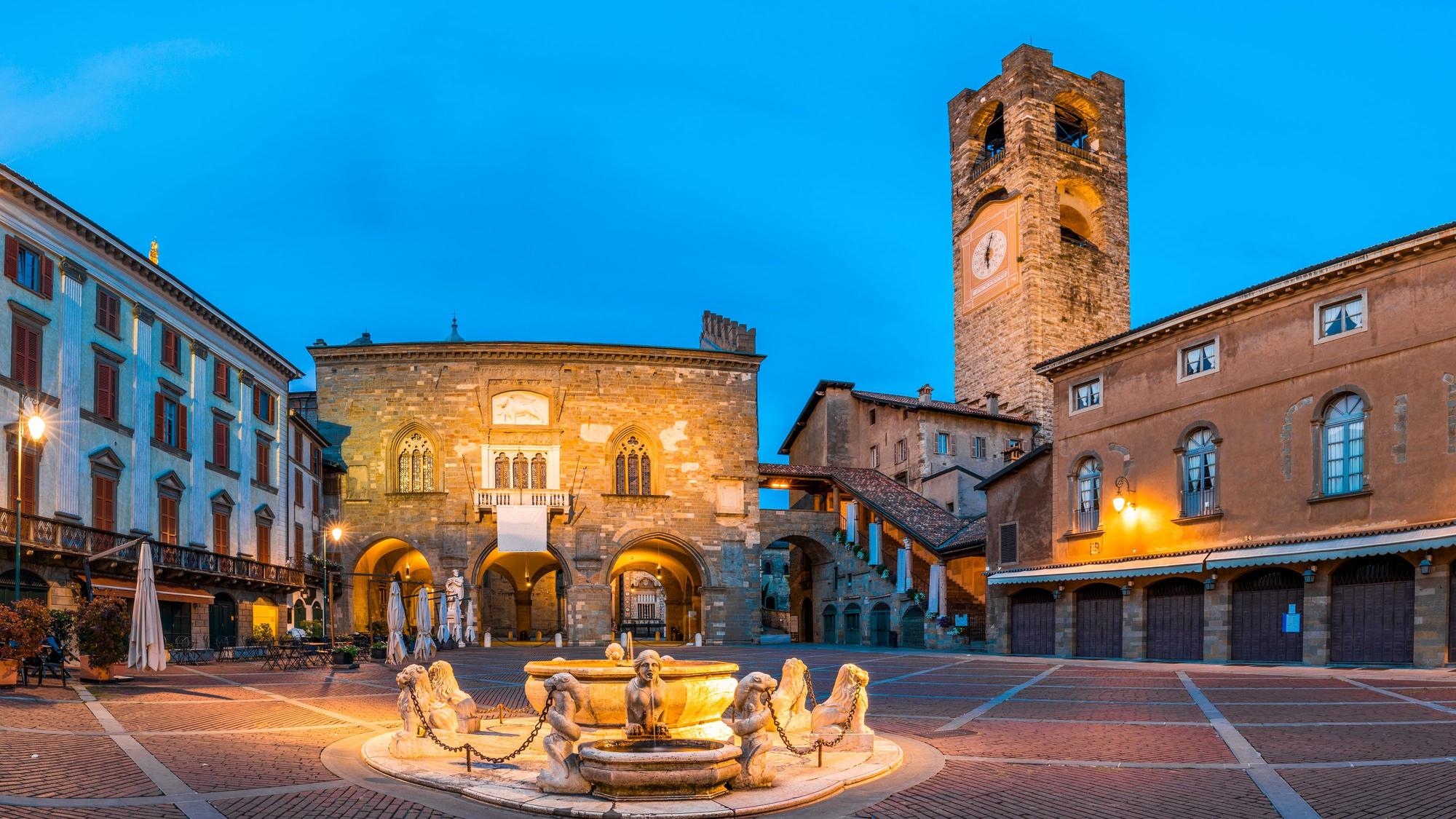 Der Piazza Vecchia in Bergamo mit alten Gebäuden und einem Turm im Hintergrund