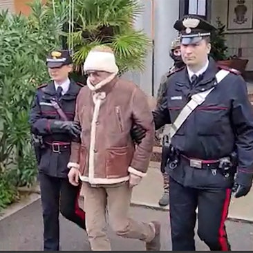 Das Bild zeigt die Verhaftung des meistgesuchten Mafiabosses Italiens, Matteo Messina Denaro, durch die Carabinieri in Palermo, in seiner Heimat Sizilien, nach 30 Jahren auf der Flucht.