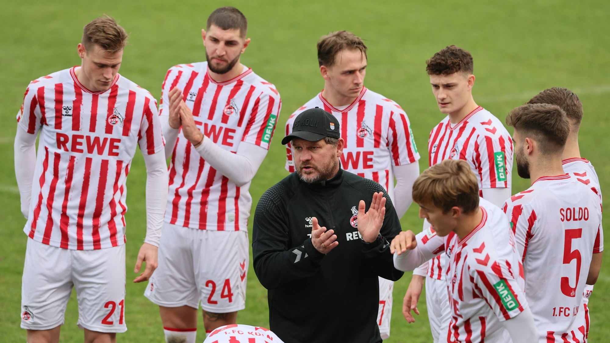 FC-Trainer Steffen Baumgart motiviert seine Spieler.