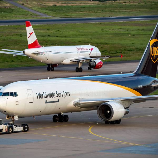 Eine Boeing 767 des Logistikunternehmens UPS am Flughafen Köln/Bonn. Im Hintergrund ist ein Flugzeug von Austrian Airlines zu sehen.