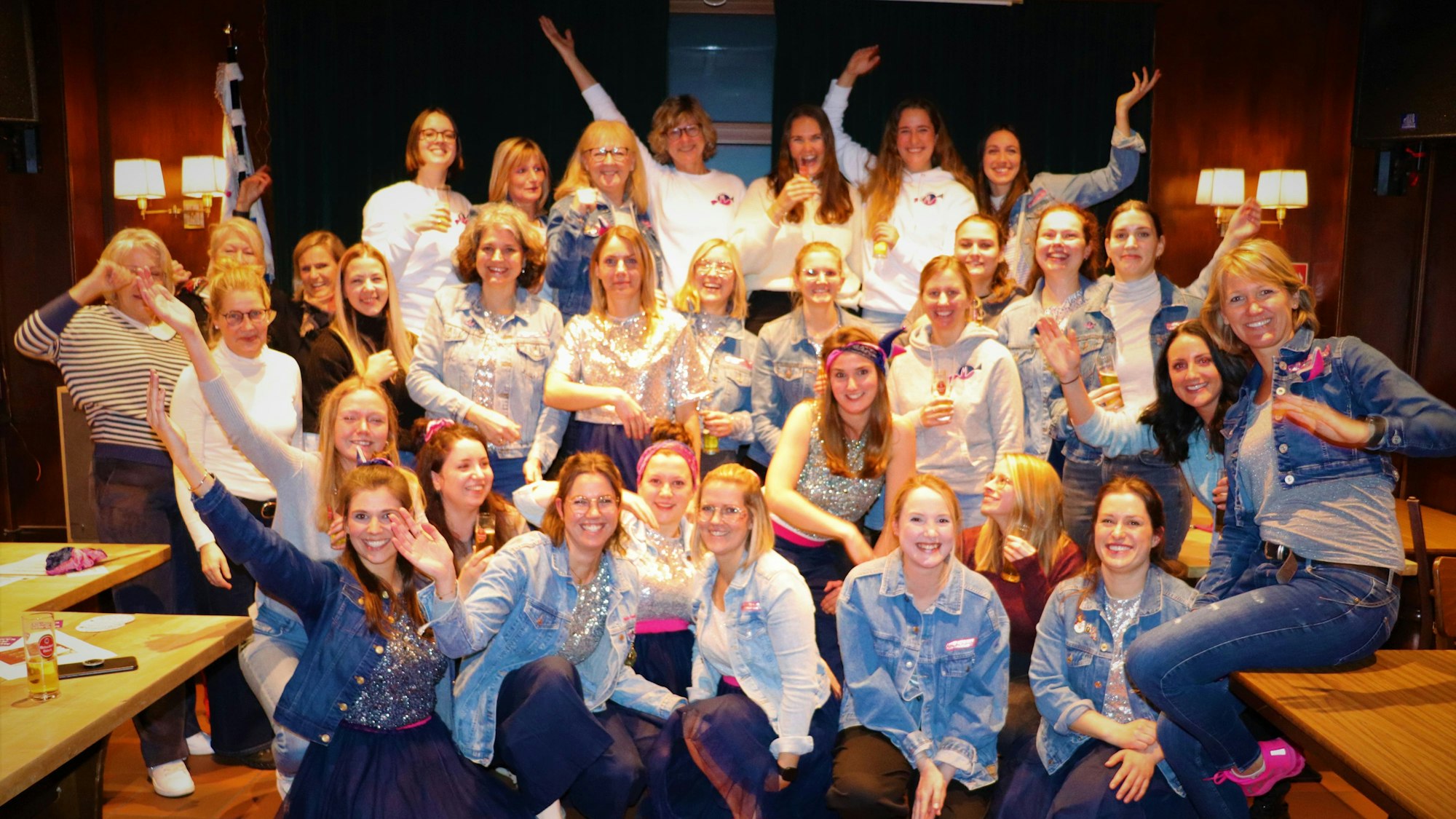 Kölschen Kamellcher auf einem Gruppenbild.