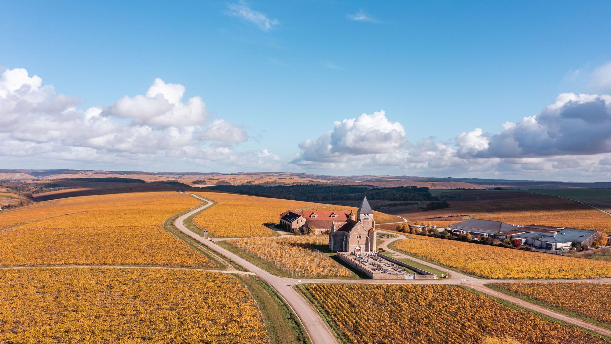 Blick auf Felder in Burgund und ein winziges Dorf mit einer Kirche