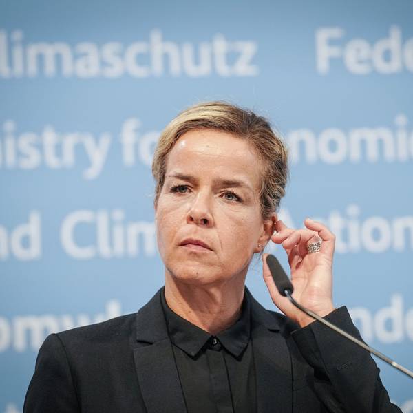 Mona Neubaur, Ministerin für Wirtschaft, Industrie, Klimaschutz und Energie des Landes Nordrhein-Westfalen, gibt eine Pressekonferenz.