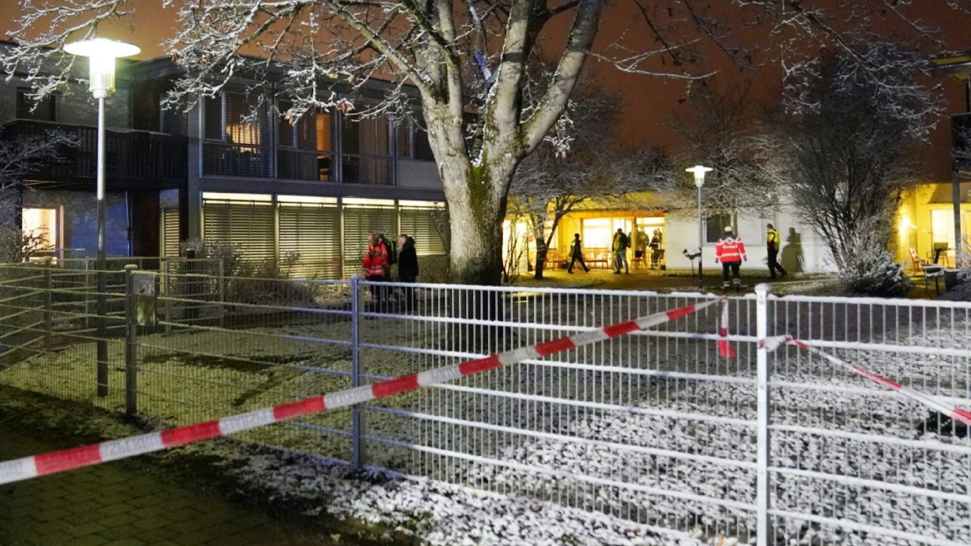 Helfer und Feuerwehrleute sind bei einem Brand im Einsatz.