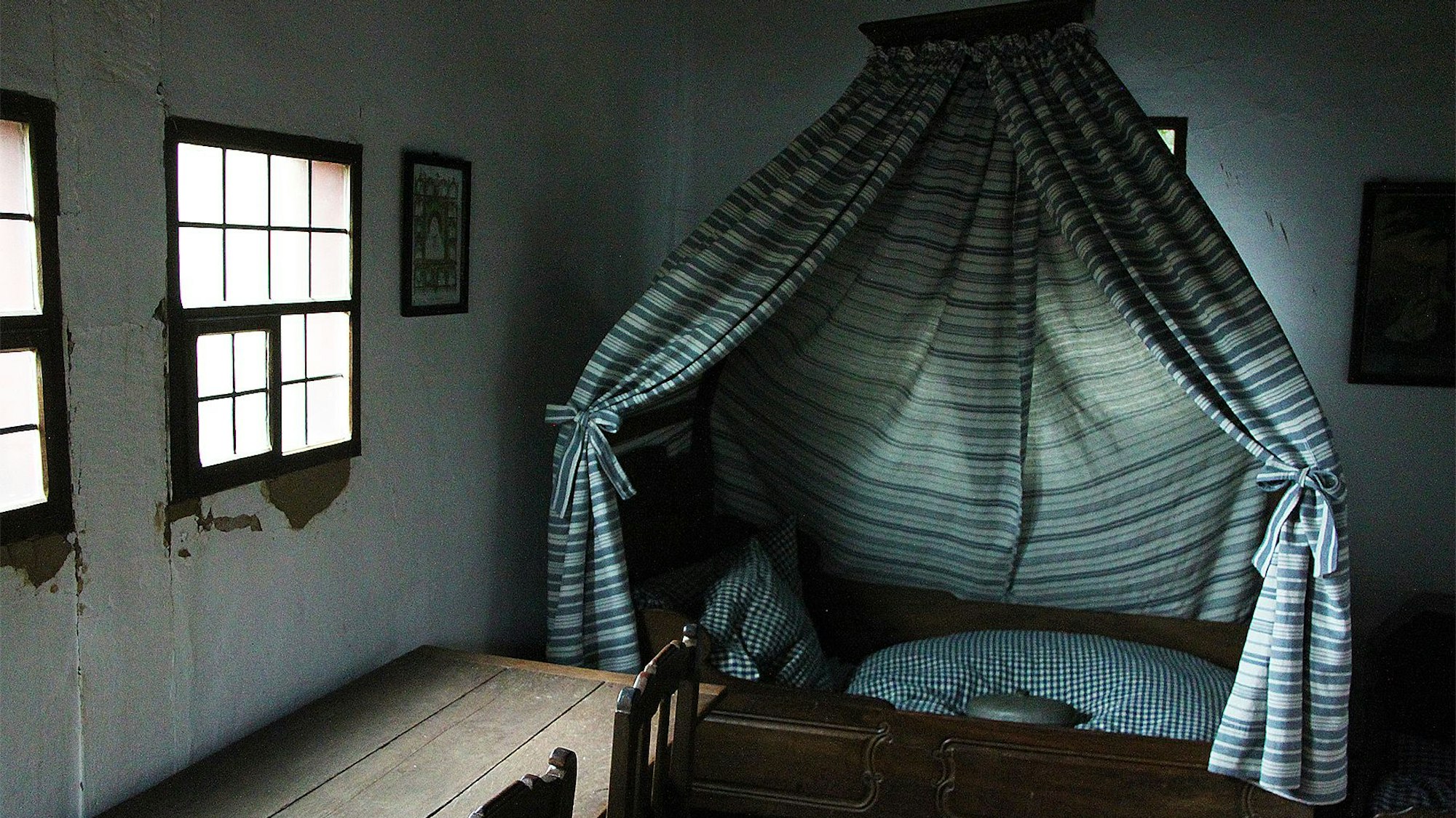 Ein Baldachinbett ist im Freilichtmuseum Kommern ausgestellt.