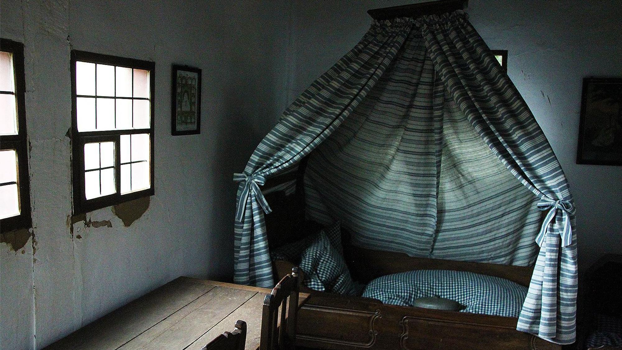 Ein Baldachinbett ist im Freilichtmuseum Kommern ausgestellt.