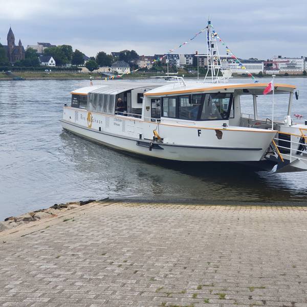 Die Personenfähre „Rheinschwan“ der Wesselinger Reederei Weisbarth verkehrt zwischen Niederkassel-Lülsdorf und Wesseling.