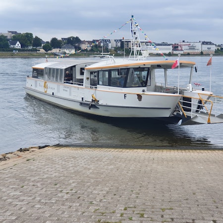 Die Personenfähre „Rheinschwan“ der Wesselinger Reederei Weisbarth verkehrt zwischen Niederkassel-Lülsdorf und Wesseling.