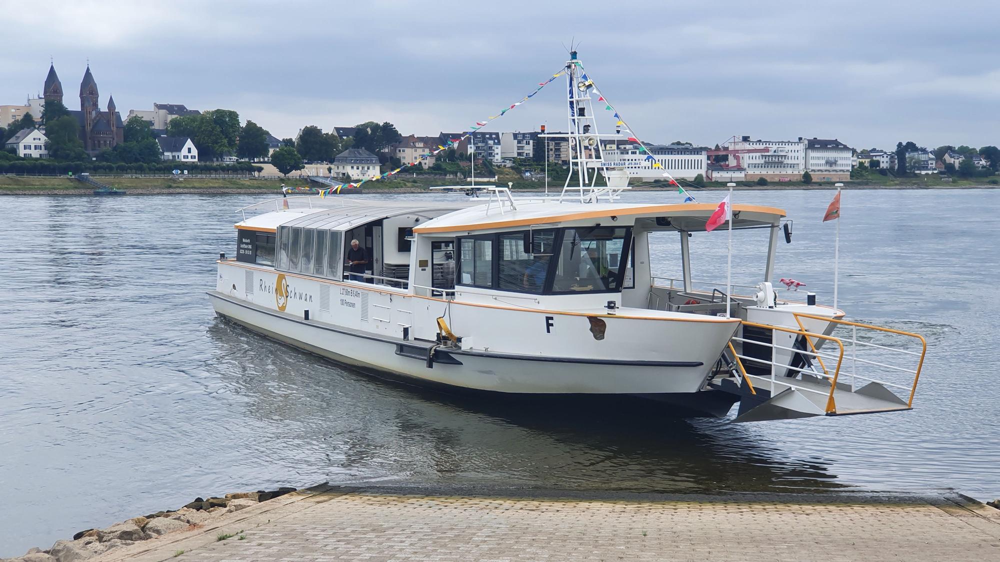 Die Personenfähre „Rheinschwan“ der Wesselinger Reederei Weisbarth verkehrt zwischen Niederkassel-Lülsdorf und Wesseling.
