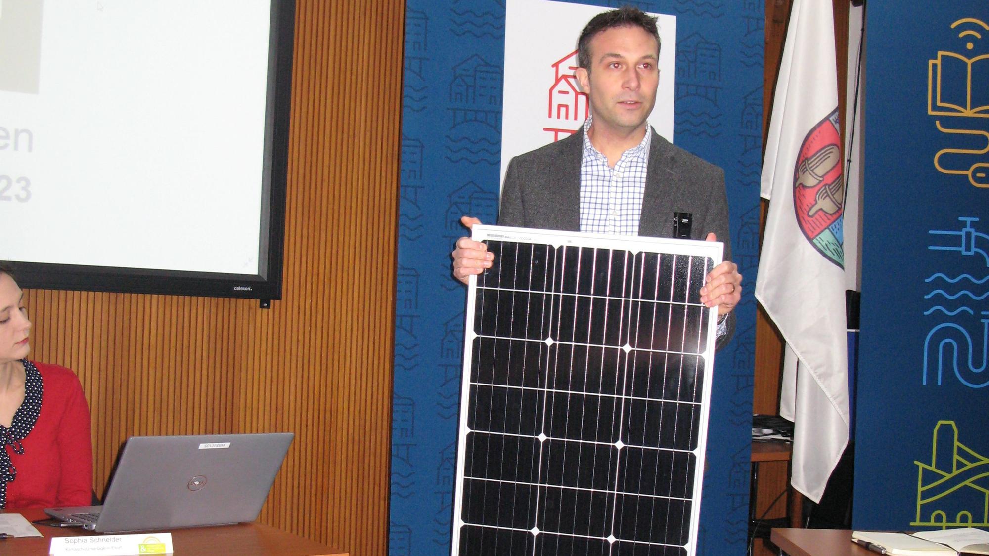 Thorsten Schmidt zeigt eine Steckersolaranlage.