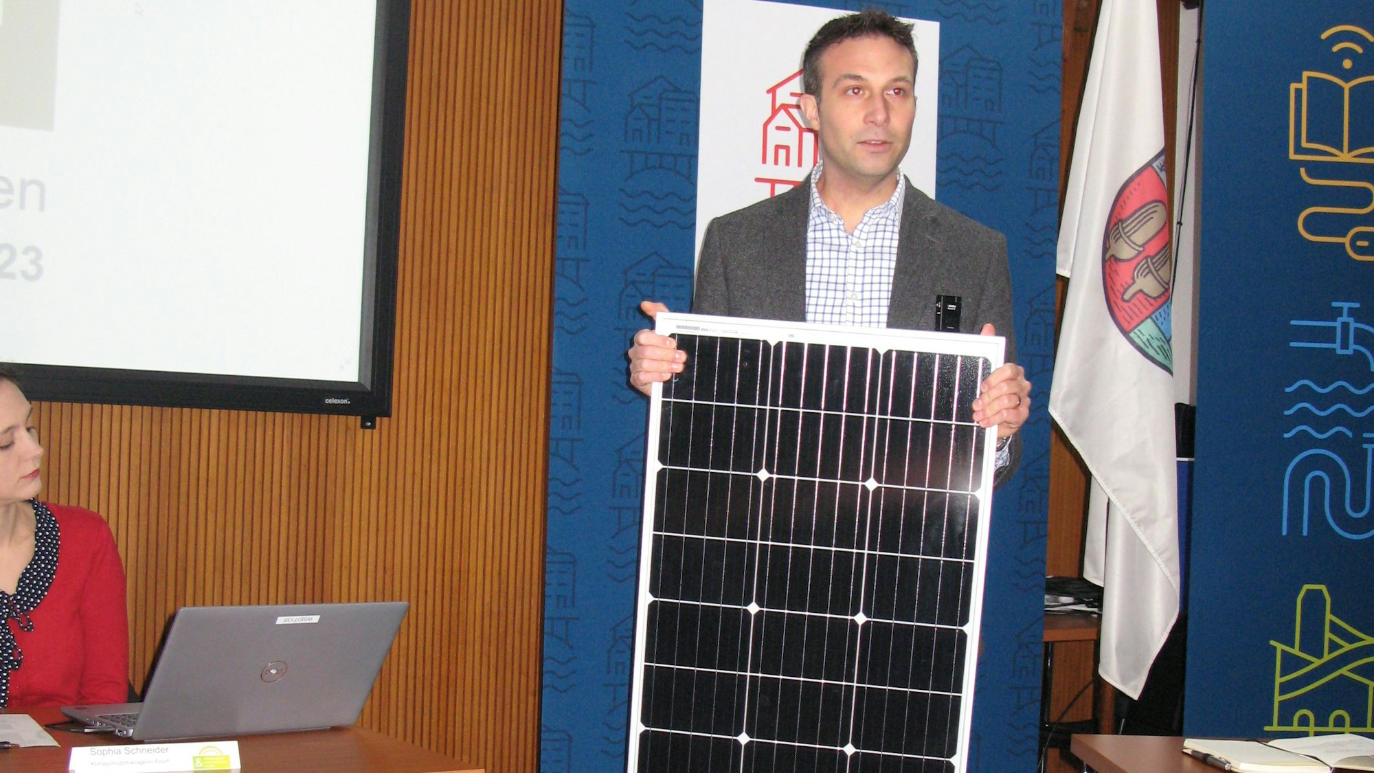 Thorsten Schmidt zeigt eine Steckersolaranlage.