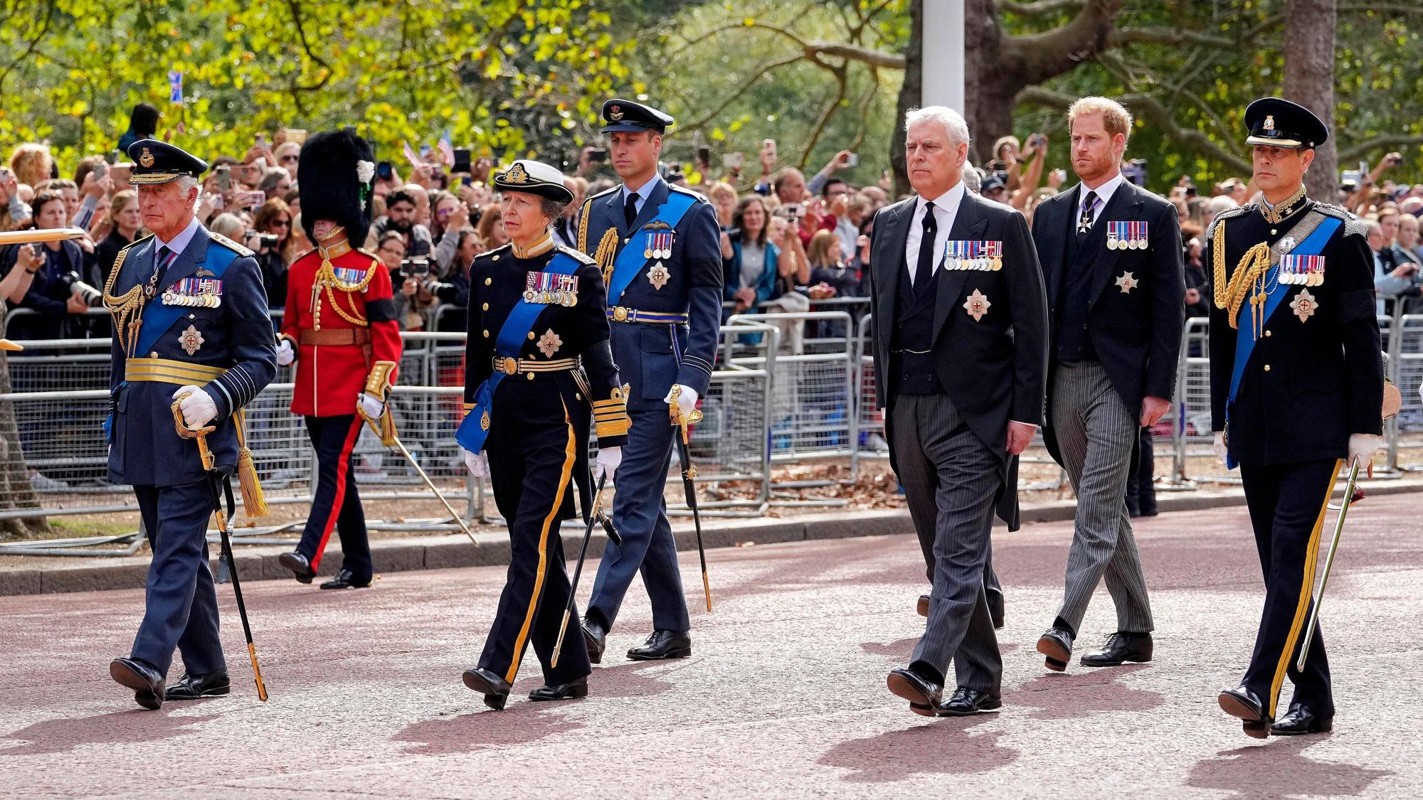 Mitglieder der royalen Familie laufen bei der Beerdigung von Queen Elizabeth II. hintereinander her.