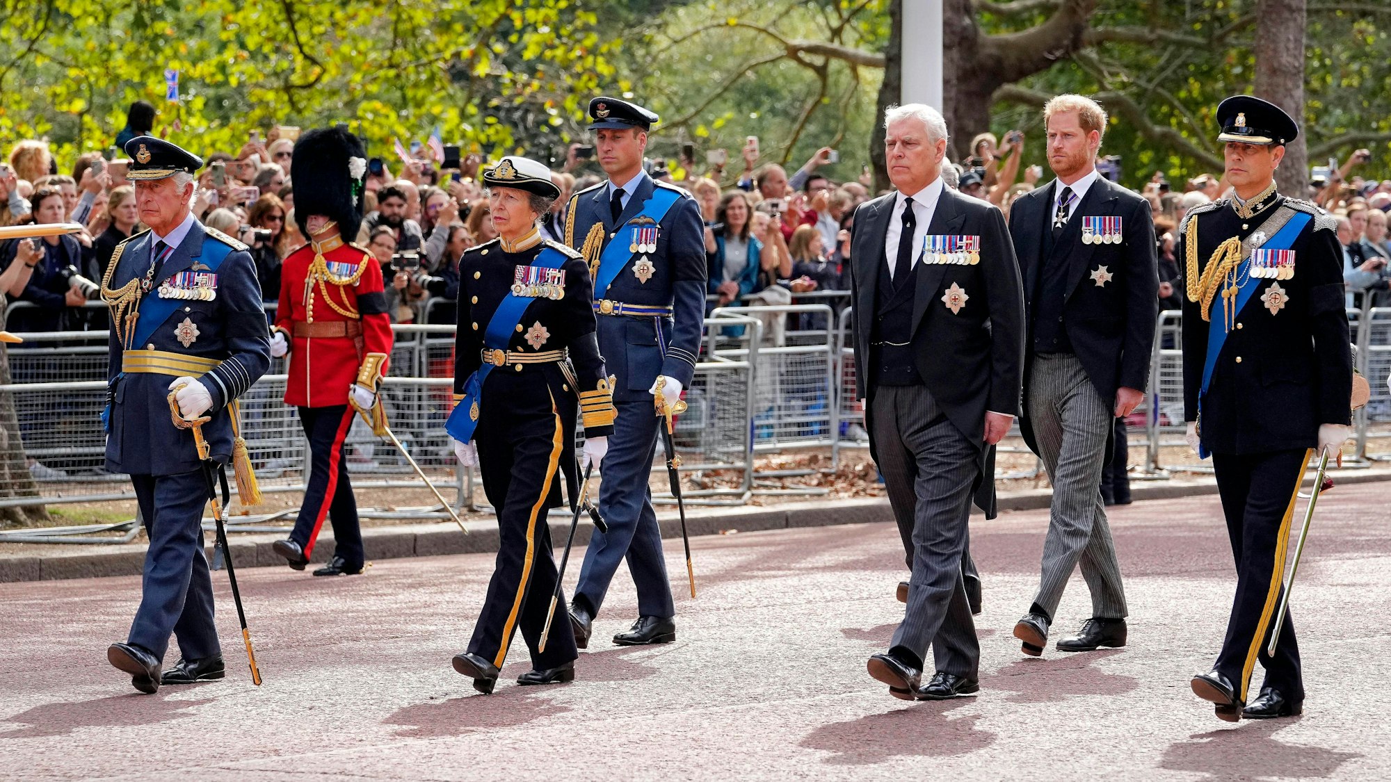 Mitglieder der royalen Familie laufen bei der Beerdigung von Queen Elizabeth II. hintereinander her.