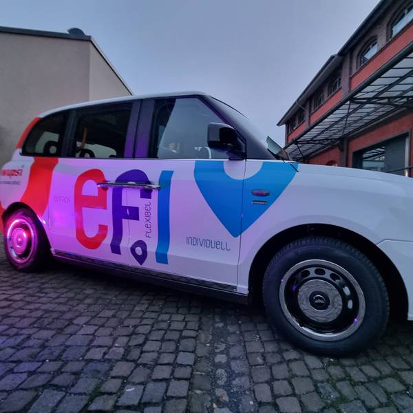 Das weiße London-Taxi mit der Aufschrift „Efi“.