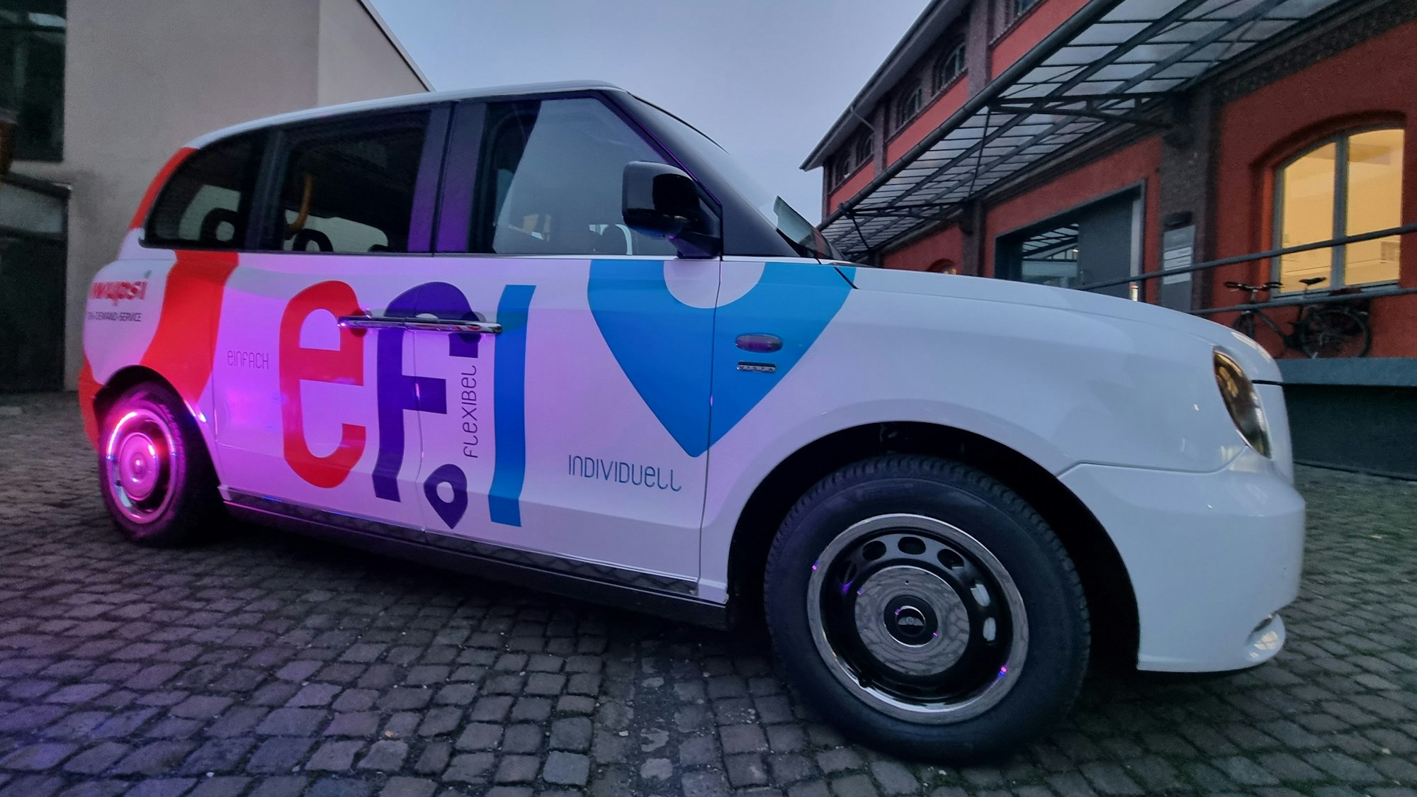 Das Abruftaxi „Efi“ fährt jetzt auch in Schlebusch und Alkenrath. (Archivfoto)