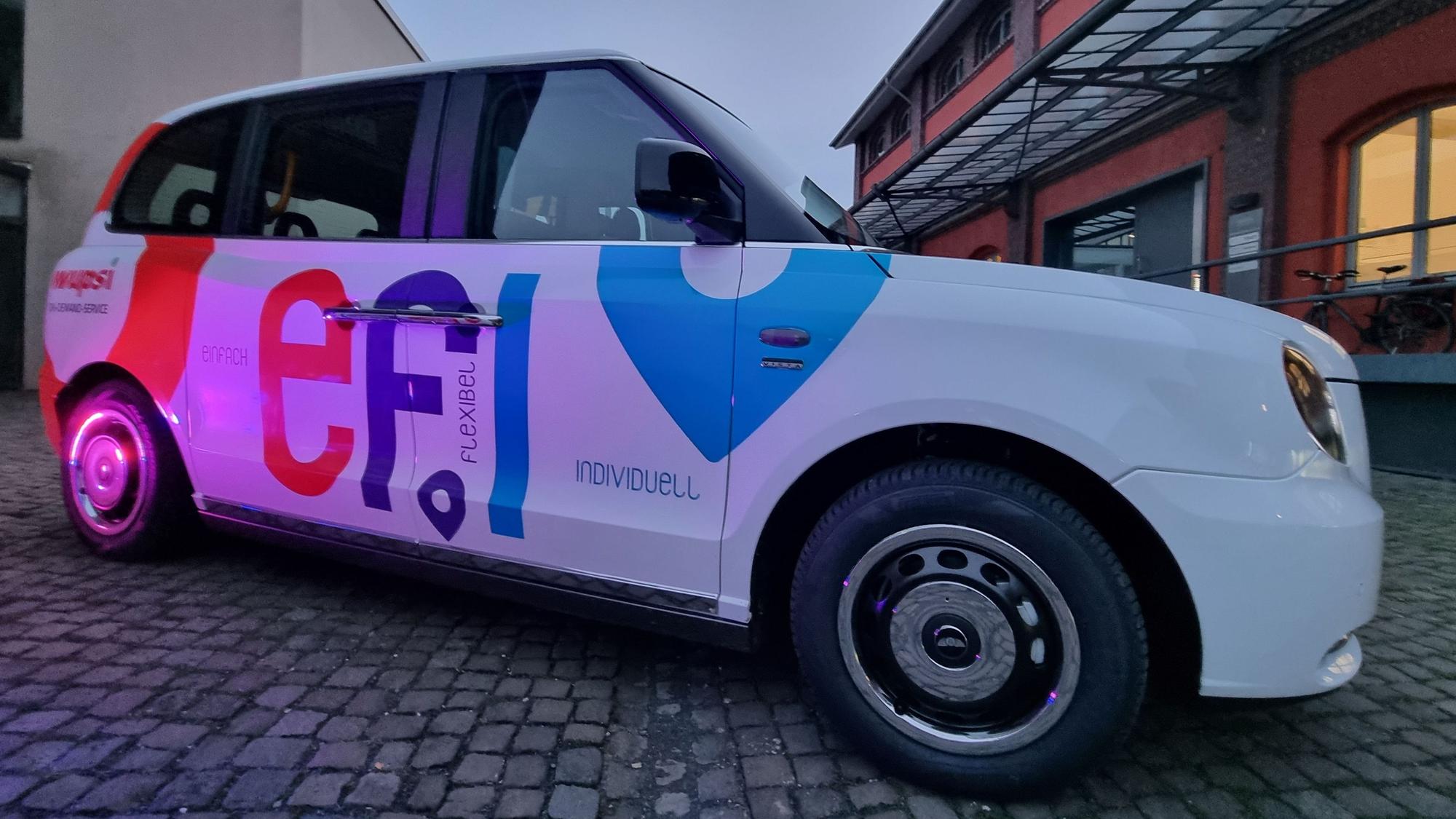 Ein Wupsi-„Taxi“ steht in der Neuen Bahnstadt in Opladen.