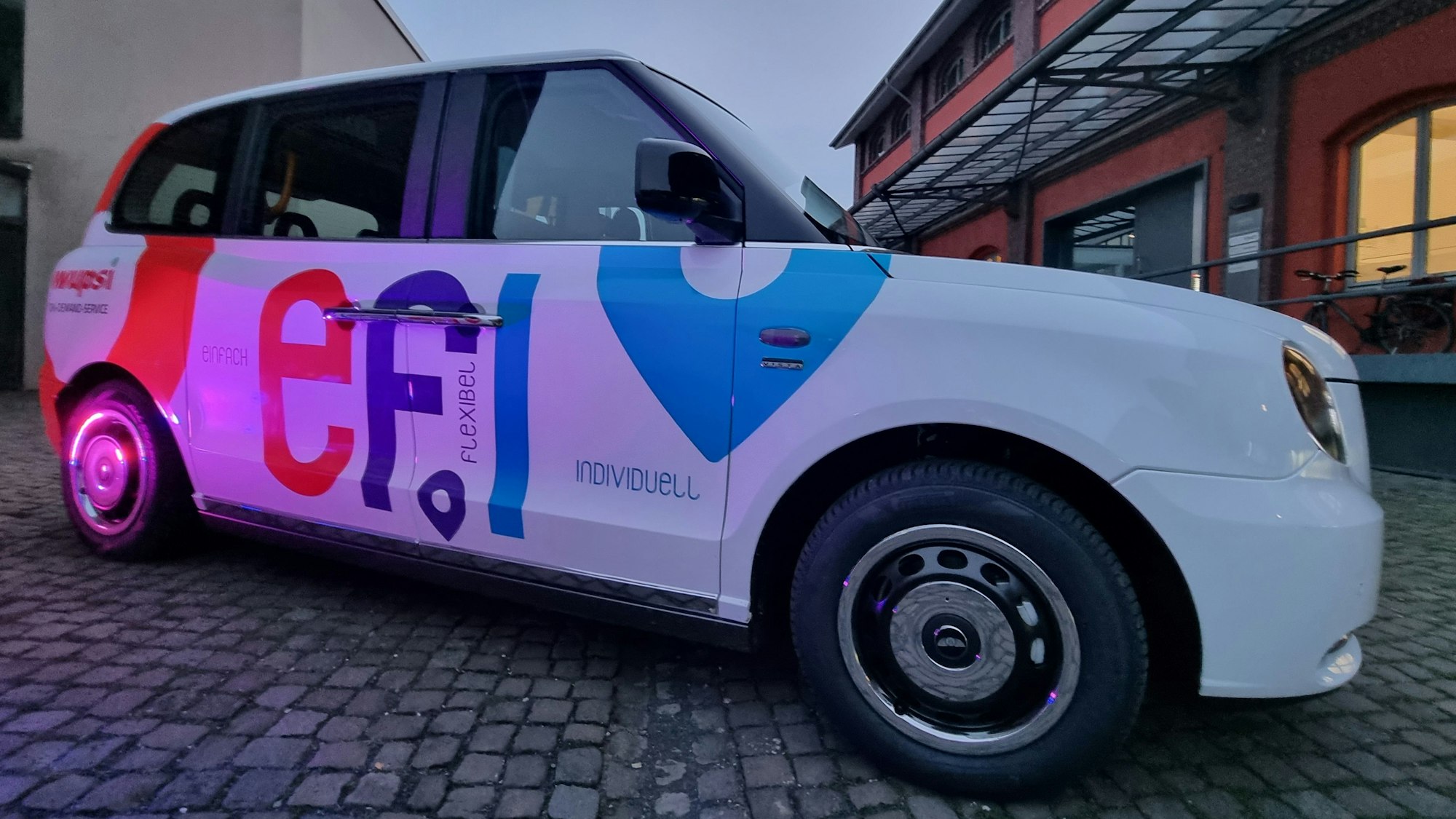 Ein Wupsi-„Taxi“ steht in der Neuen Bahnstadt in Opladen.