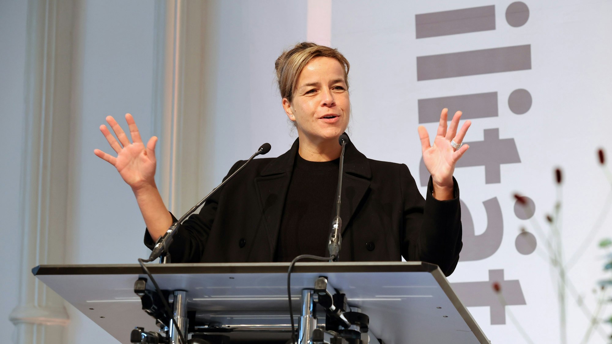 Mona Neubaur will die Kommunen unterstützen.