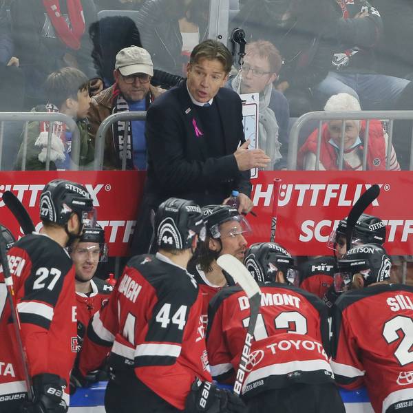 KEC-Coach Uwe Krupp spricht zu seinen Spielern.