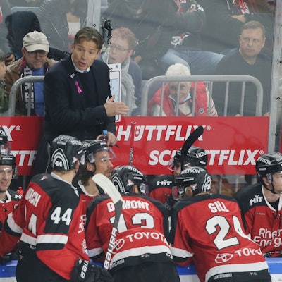 KEC-Coach Uwe Krupp spricht zu seinen Spielern.