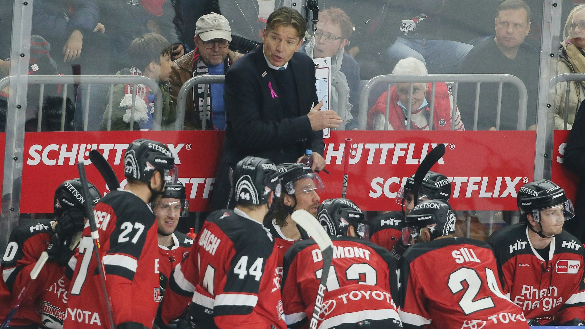 KEC-Coach Uwe Krupp spricht zu seinen Spielern.
