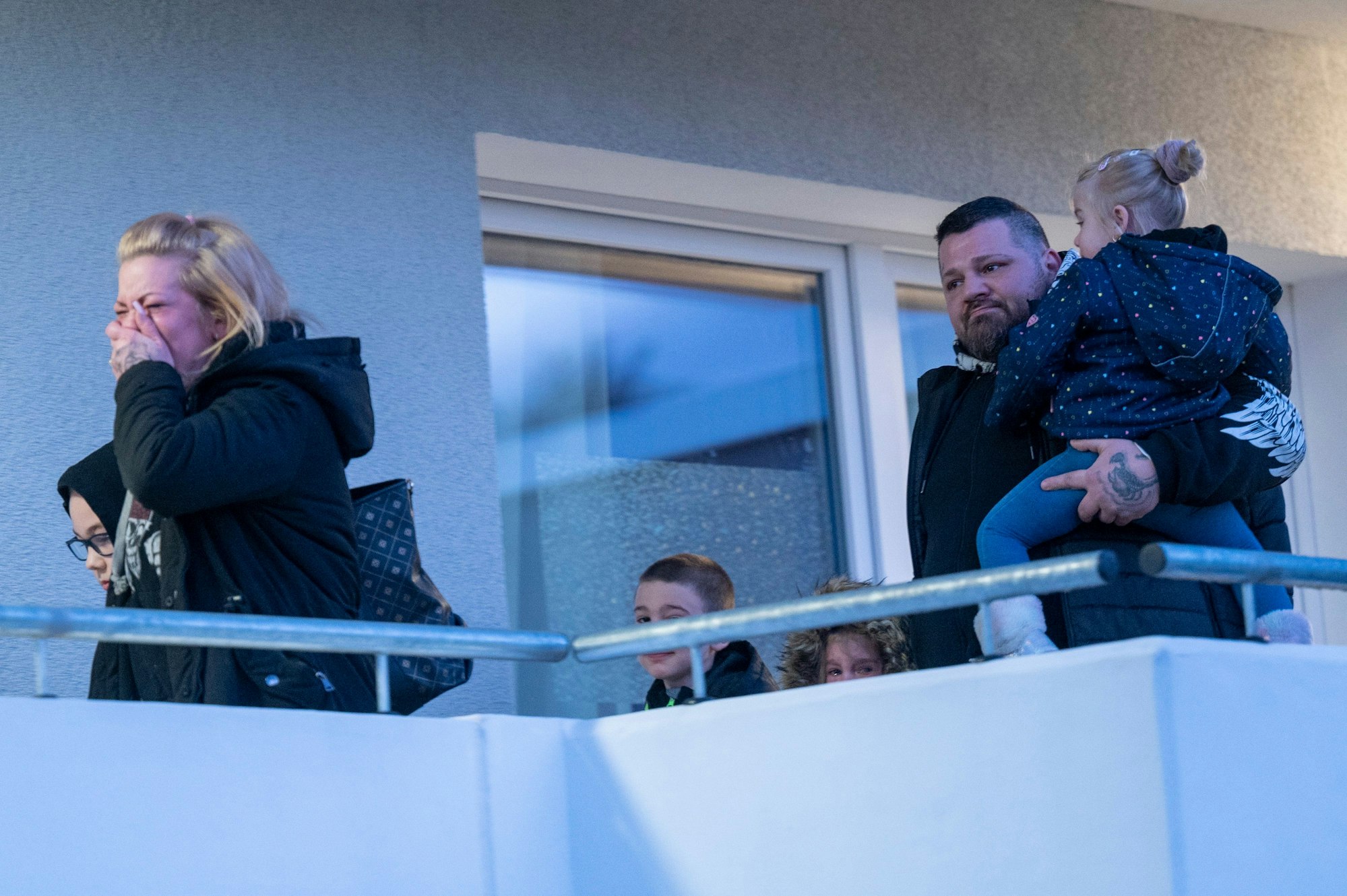 Familie W. beim Verlassen ihrer Wohnung