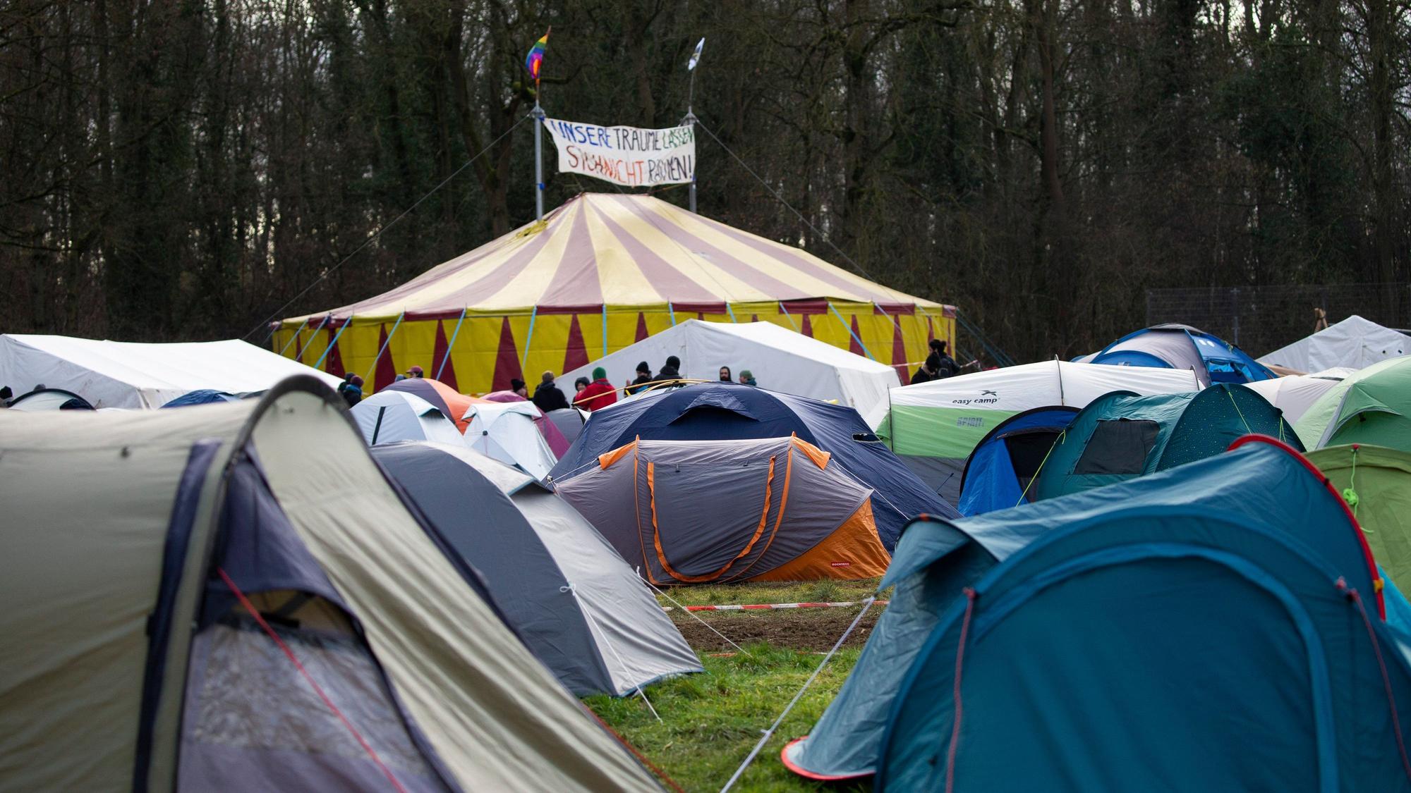 Blick auf das Klima-Camp in Keyenberg. Der Energiekonzern RWE will die unter Lützerath liegende Kohle abbaggern - dafür soll der Weiler auf dem Gebiet der Stadt Erkelenz am Braunkohletagebau Garzweiler II abgerissen werden.