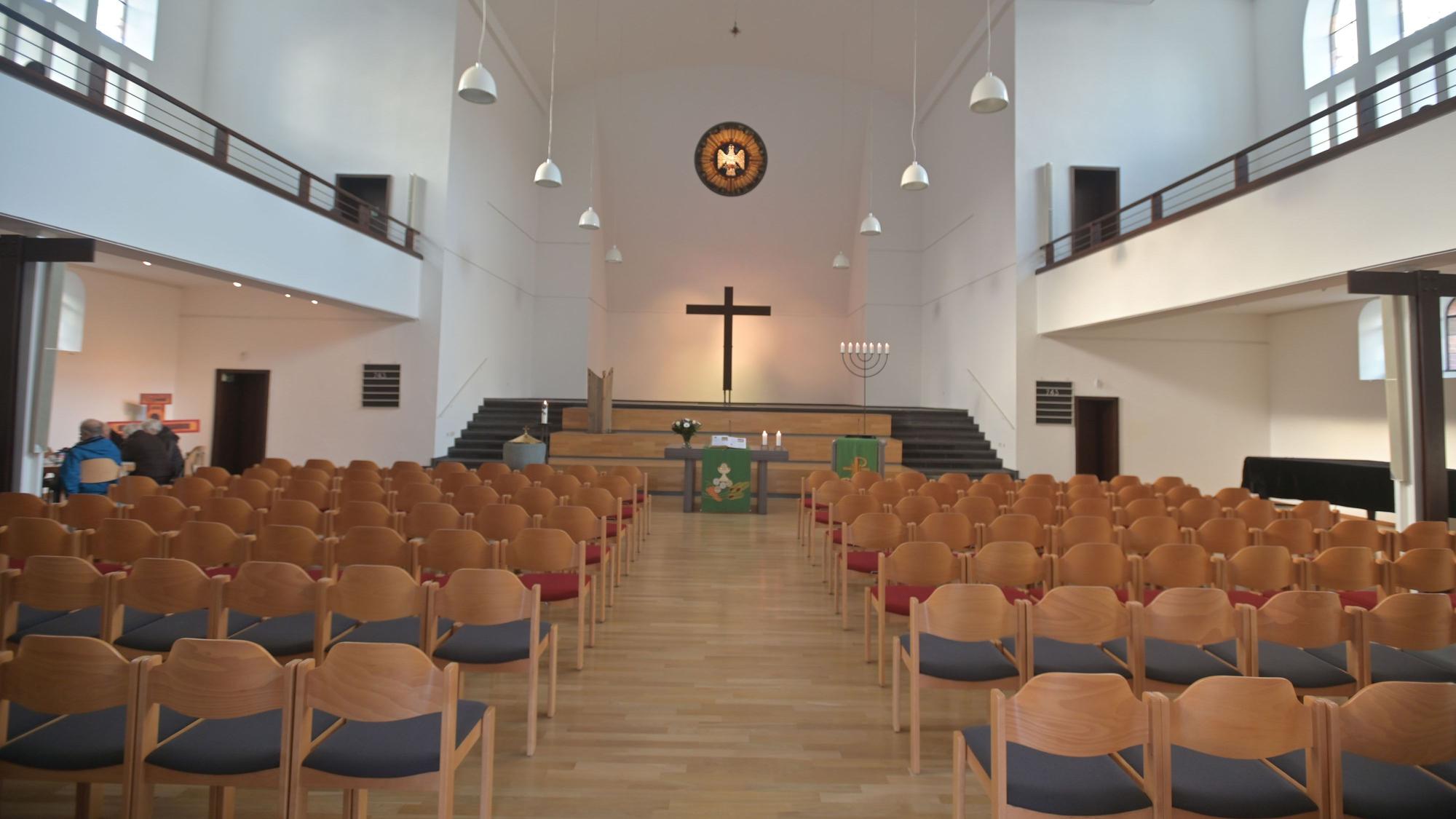 Leere Kirchenbänke vor dem Altar der Christuskirche in Leverkusen