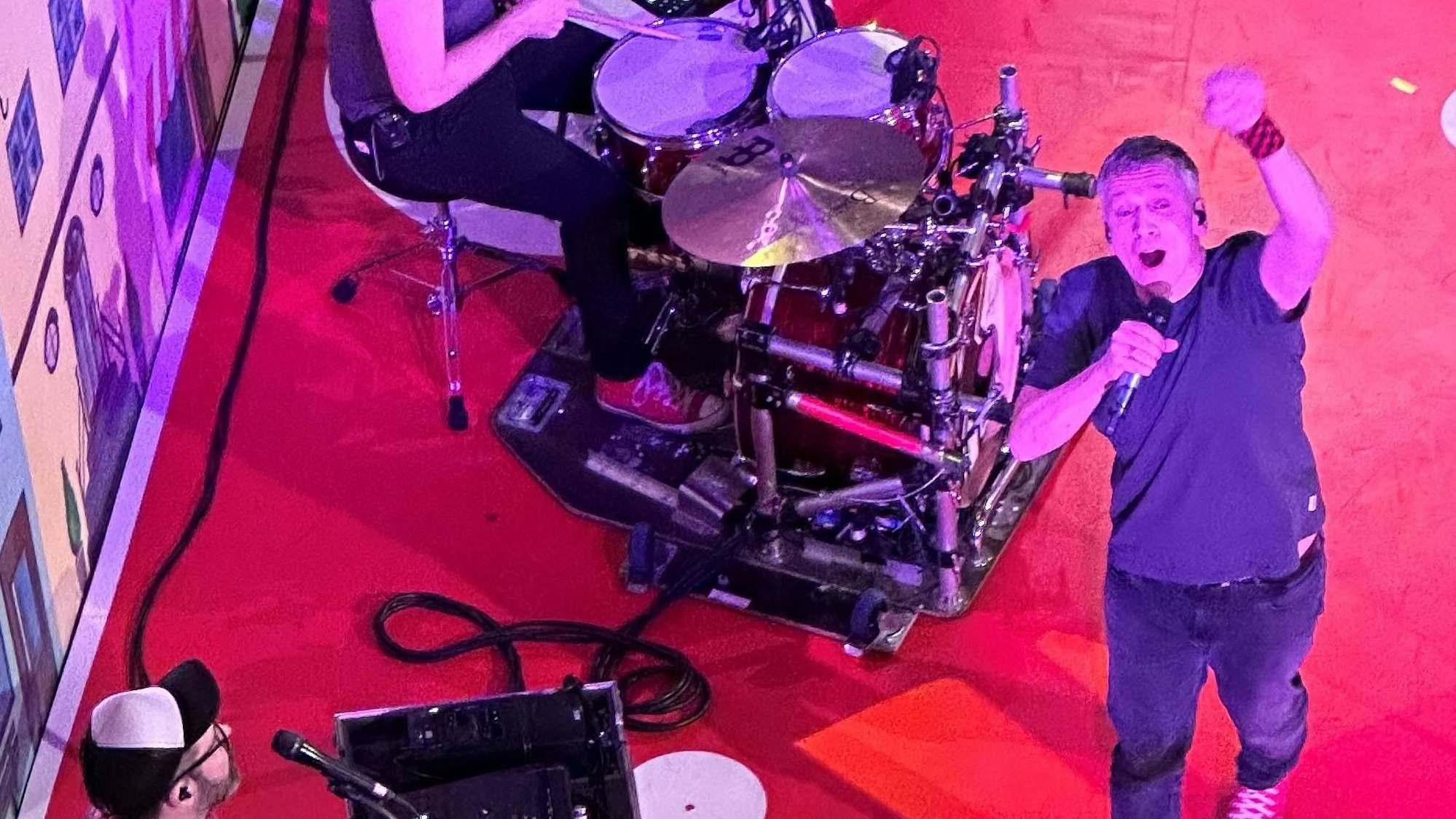 Volle Pulle: Kasalla rocken beim Karnevalsevent in der Sparkasse Köln/Bonn die Rotunde.