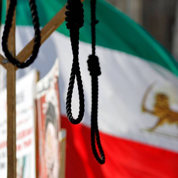 Eine Demonstration von Gegnern des Mullah-Regimes in Teheran fordert Solidarität mit der Opposition im Iran, die Abschaffung der Todesstrafe und einen Umsturz. Die Demonstranten halten iranische Flaggen und haben einige Galgen aus Holz aufgebaut, welche die martialischen Hinrichtungsmethoden im Iran veranschaulichen sollen. (Archivbild)