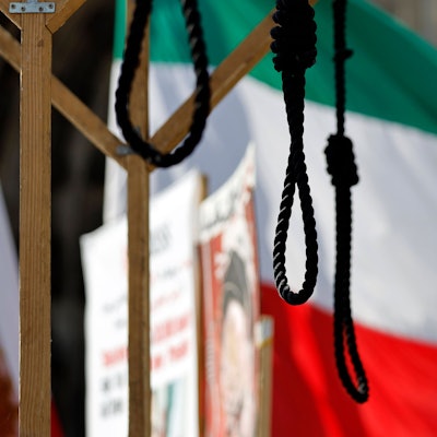 Eine Demonstration von Gegnern des Mullah-Regimes in Teheran fordert Solidarität mit der Opposition im Iran, die Abschaffung der Todesstrafe und einen Umsturz. Die Demonstranten halten iranische Flaggen und haben einige Galgen aus Holz aufgebaut, welche die martialischen Hinrichtungsmethoden im Iran veranschaulichen sollen. (Archivbild)