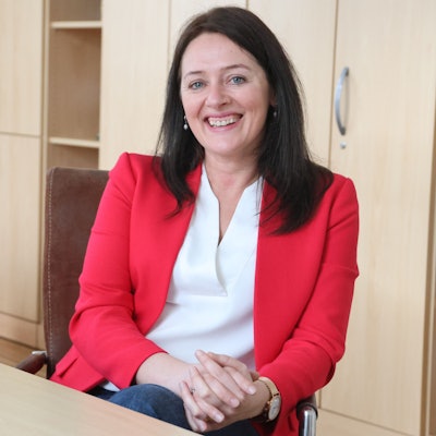 Bürgermeisterin Larissa Weber sitzt mit rotem Blazer bekleidet an ihrem Schreibtisch.