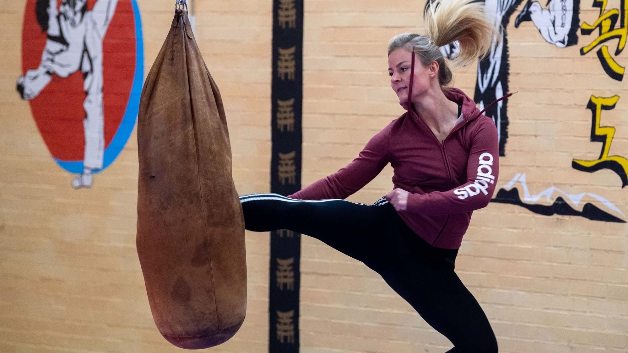 Jessica Rau muss nach einer Corona-Erkrankung ihre Taekwondo-Karriere beenden. Hier tritt sie gegen einen Sandsack.