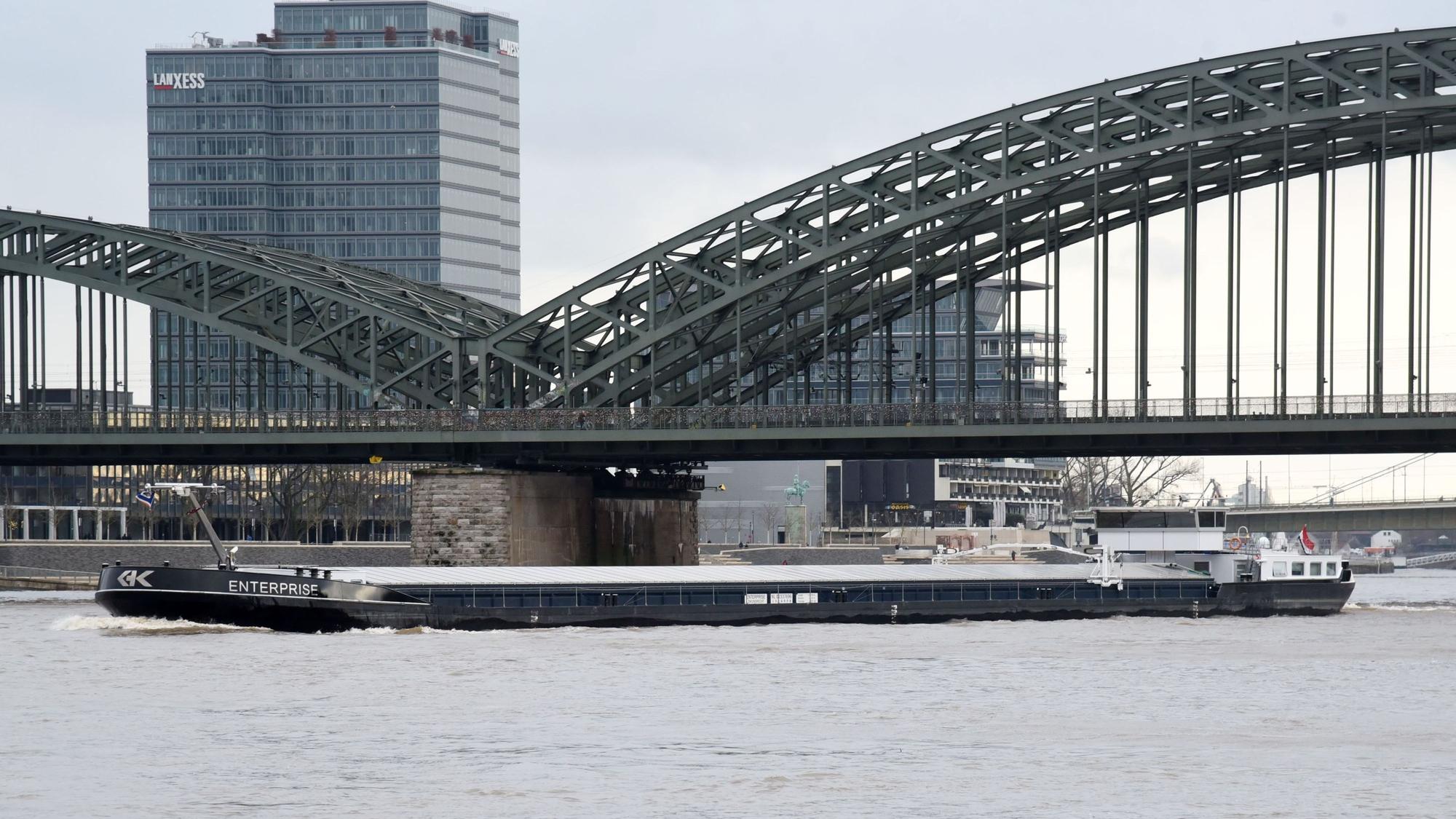 Hohenzollernbrücke mit Schiffsverkehr