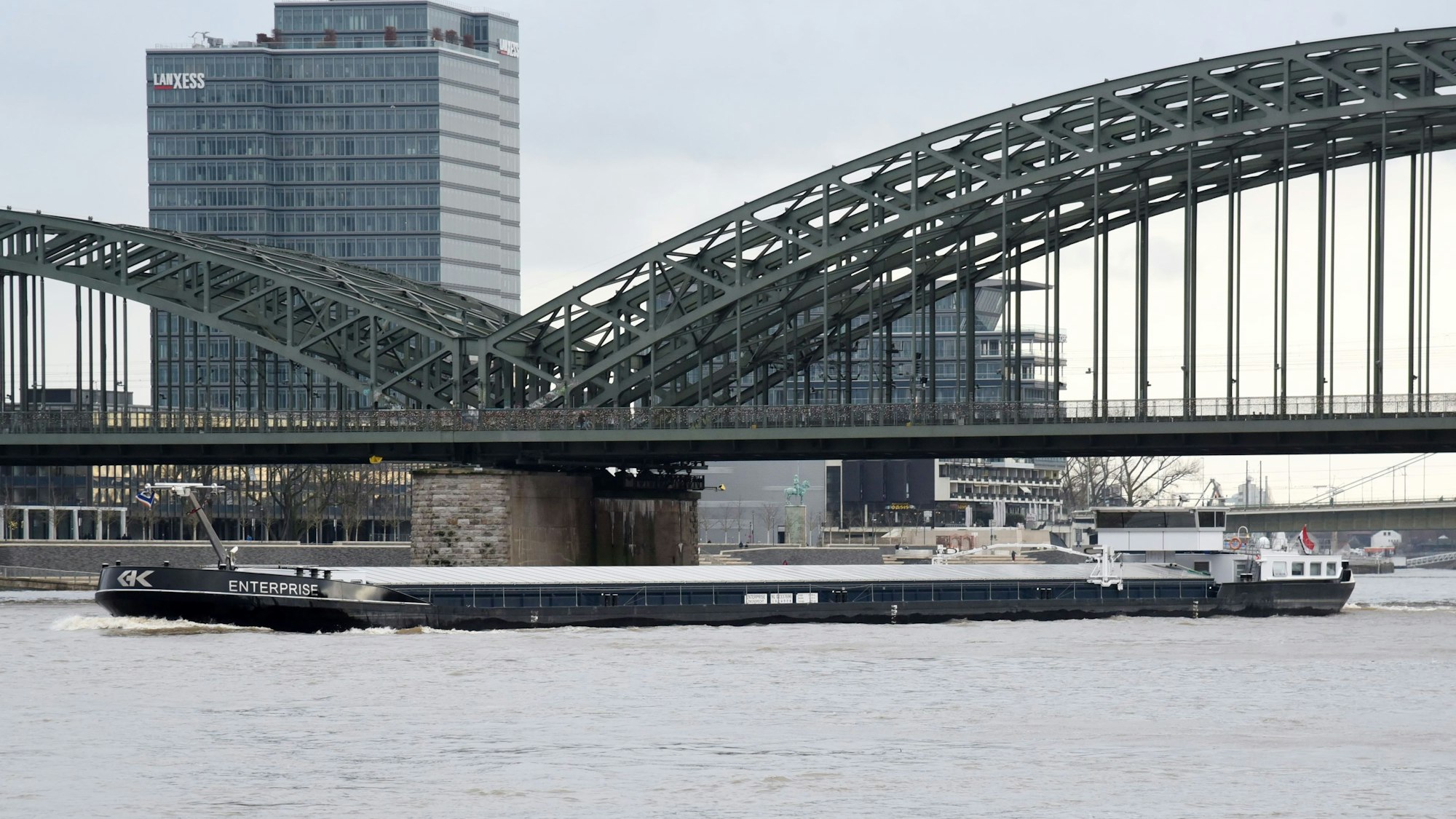 Hohenzollernbrücke mit Schiffsverkehr