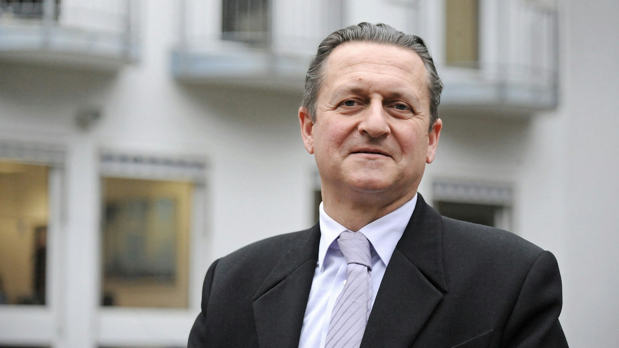 Dr. Christoph Florange steht vor der Klinik Wersbach.