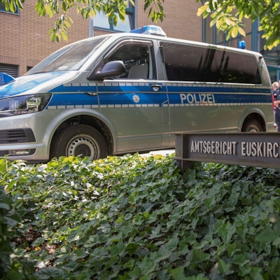 Ein Polizeiauto steht vor dem Amtsgericht in Euskirchen.