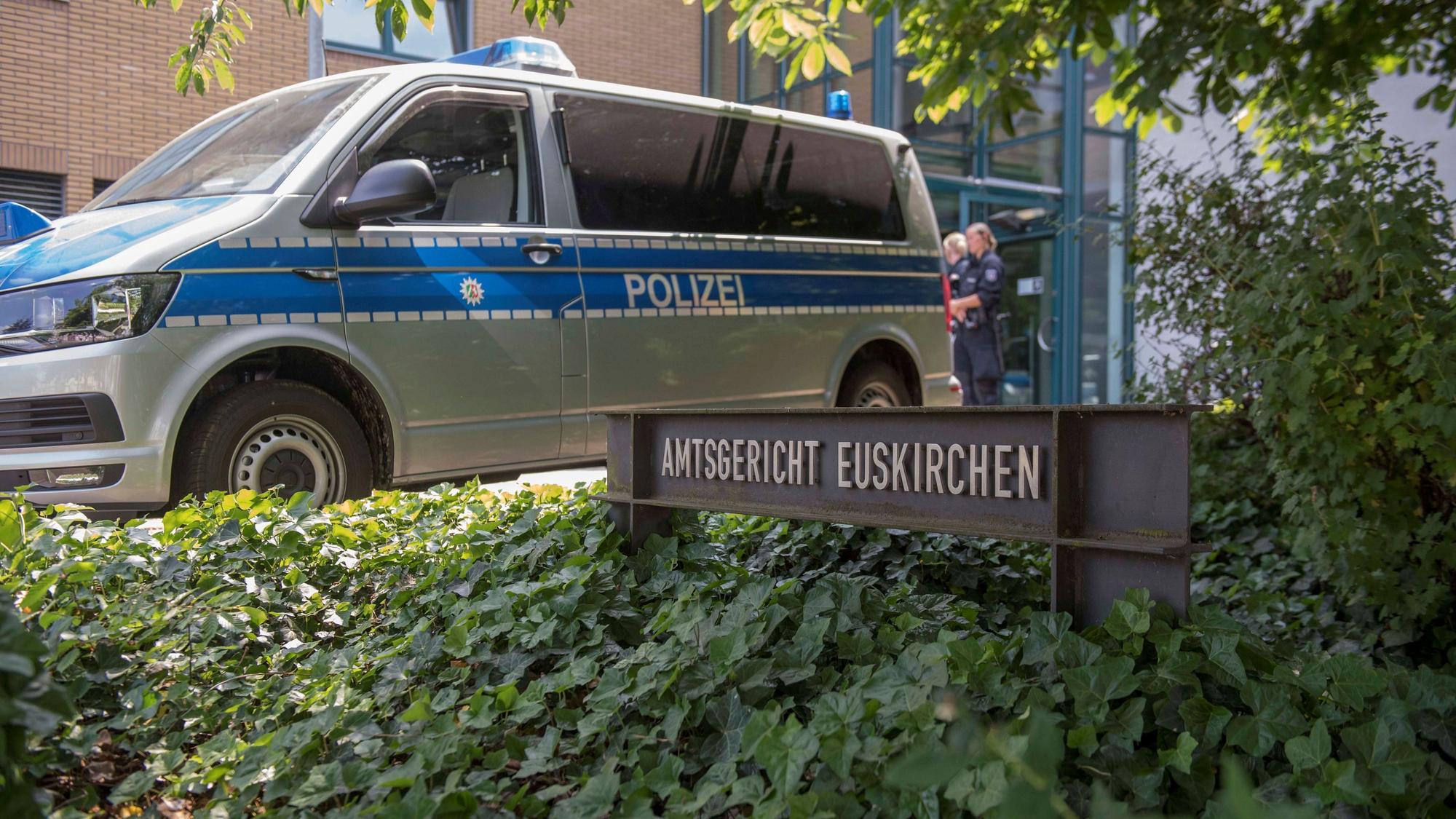 18.01.2023 Ein Polizeiauto steht vor dem Amtsgericht in Euskirchen.