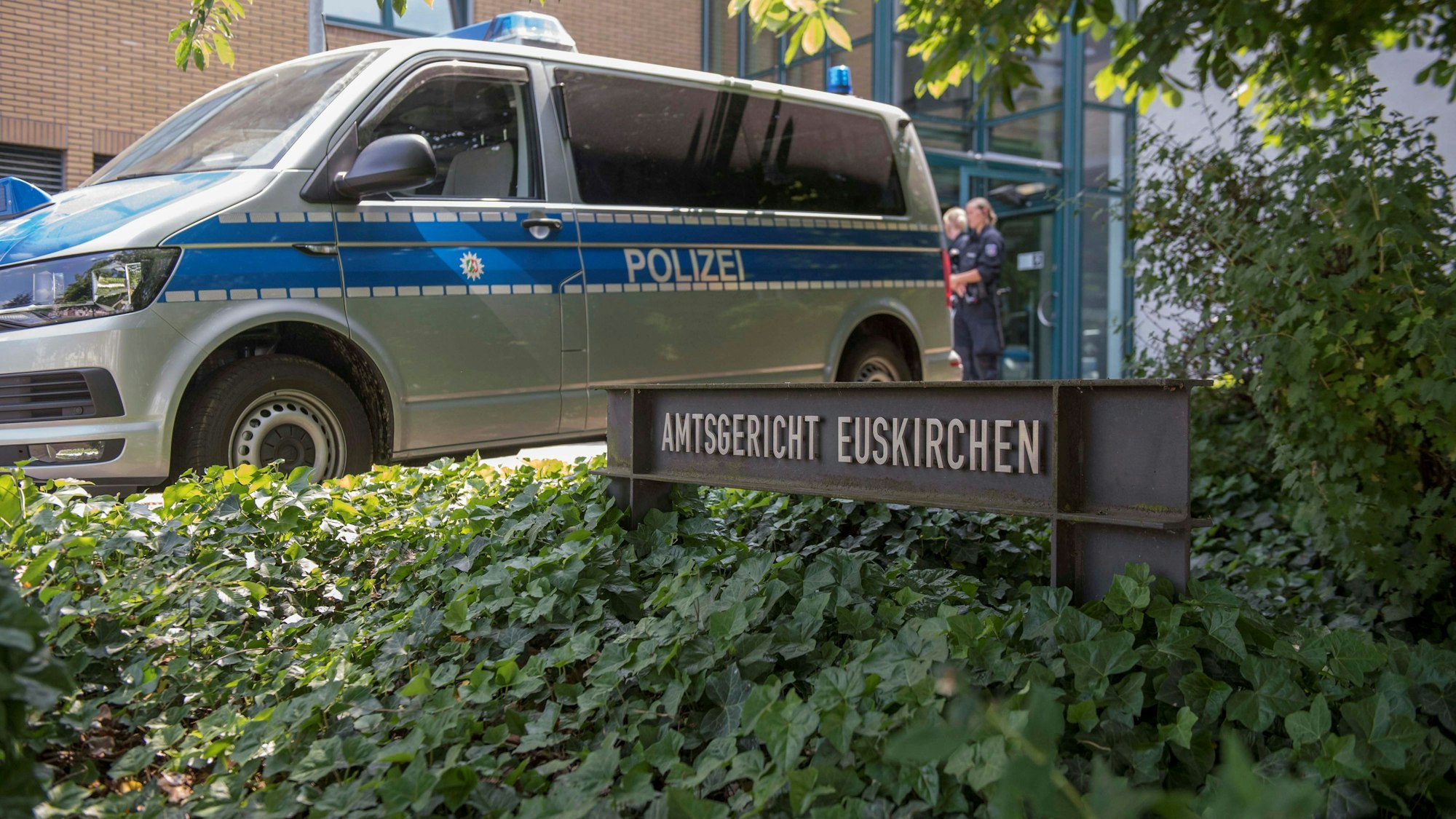 Ein Polizeiauto steht vor dem Amtsgericht in Euskirchen.