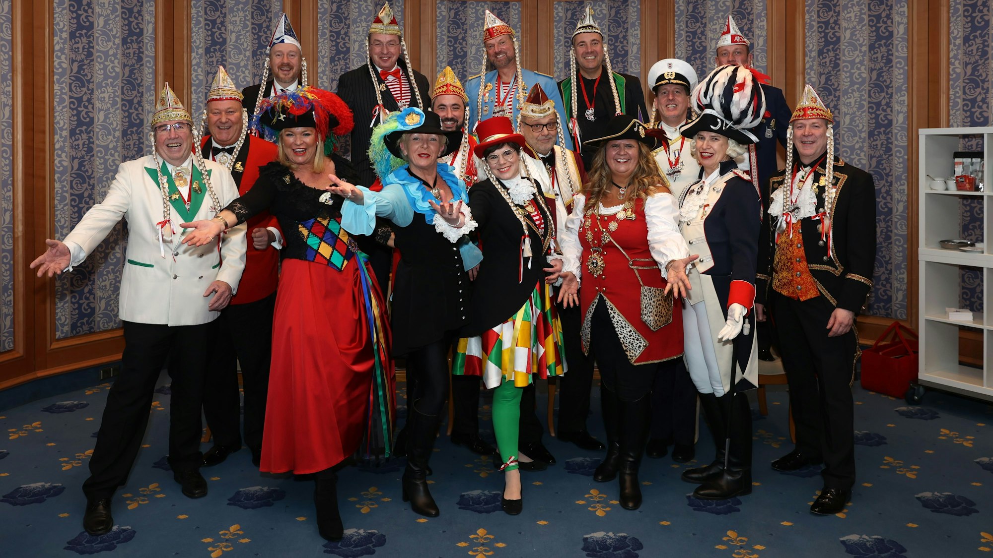 Die Präsidentinnen mit ihrem Elferrat, darunter die Vize-Präsidentin des Festkomitees, Christine Flock (Mitte) und Festkomitee-Präsident Christoph Kuckelkorn (rechts).