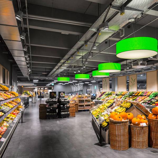 Obst- und Gemüseregale, die mit Leuchten von Bäro aus Leichlingen in Szene gesetzt werden