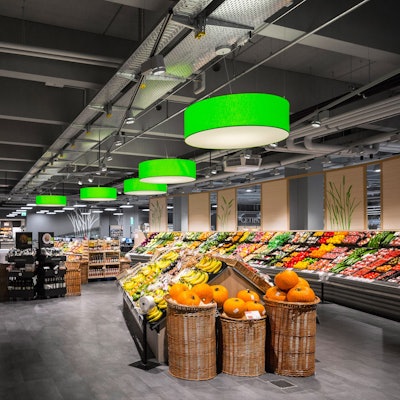 Obst- und Gemüseregale, die mit Leuchten von Bäro aus Leichlingen in Szene gesetzt werden