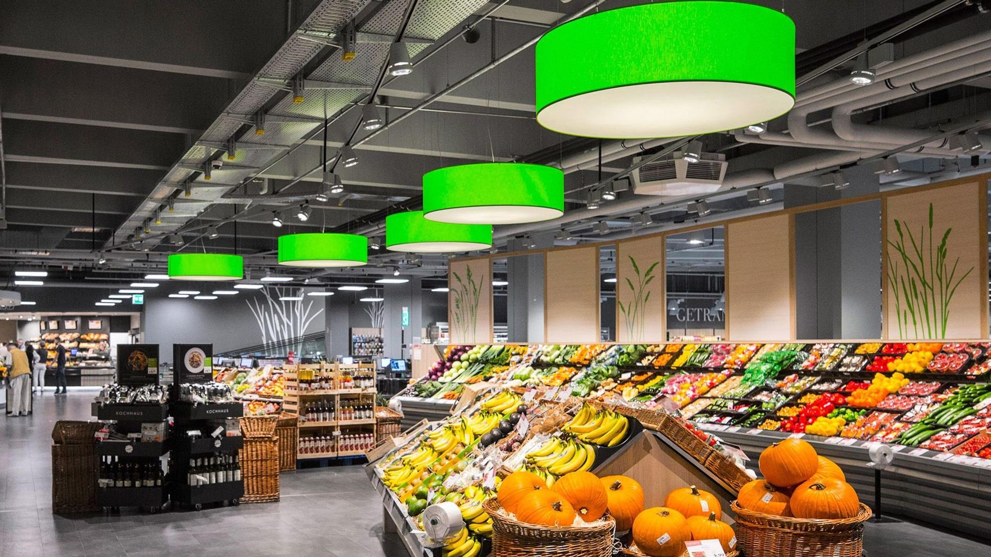 Obst- und Gemüseregale, die mit Leuchten von Bäro aus Leichlingen in Szene gesetzt werden