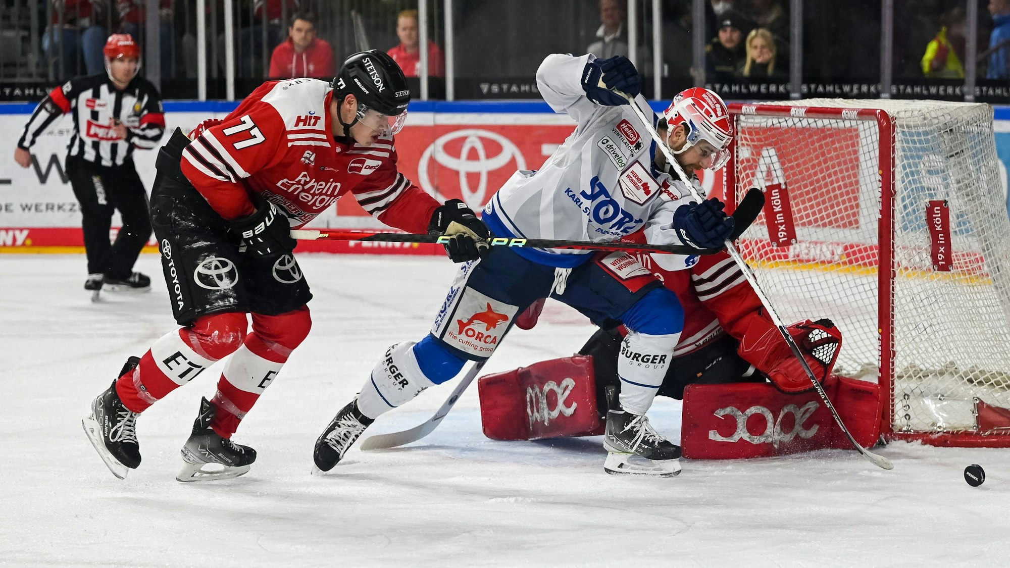 Alexander Roach und Brandon Defazio ERC kämpfen um den Puk.